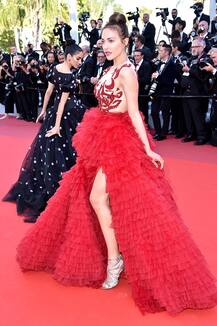 रेड हॉट गाउन में तस्वीरें खिंचवाने के दौरान इस हसीना का शर्मसार कर देने वाला मोमेंट हुआ कैमरे में कैद, देखें तस्वीरें