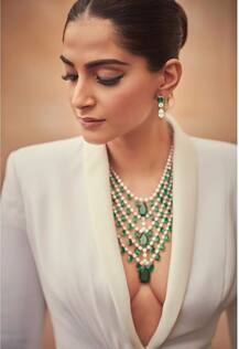 Cannes 2019: सफेद रंग के डीप नेक टक्सीडो में \'लेडी बॉस\' अंदाज में रेड कार्पेट पर पहुंची सोनम, देखें तस्वीरें