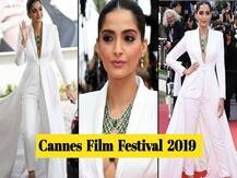 Cannes 2019: सफेद रंग के डीप नेक टक्सीडो में \'लेडी बॉस\' अंदाज में रेड कार्पेट पर पहुंची सोनम, देखें तस्वीरें