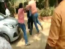 तेलंगानाः प्रेस कॉन्फ्रेंस में रिजर्वेशन परीक्षण समिति के अध्यक्ष की जोरदार पिटाई, FIR दर्ज