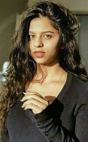 अनन्या ने एक मेजर थ्रोबैक तस्वीर शेयर की है जिसमें सुहाना खान, अनन्या पांडे और शनाया कपूर चार्ली एंजेल बने हुए हैं. 