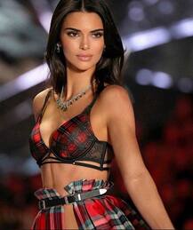 ब्रालेस तस्वीर पोस्ट कर इस हसीना ने सोशल मीडिया पर मचाई खलबली, तस्वीरें खुद ही देख लीजिए