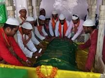 मुस्लिम युवाओं ने मजार पर की चादरपोशी, नरेंद्र मोदी के पीएम बनने की मांगी दुआ