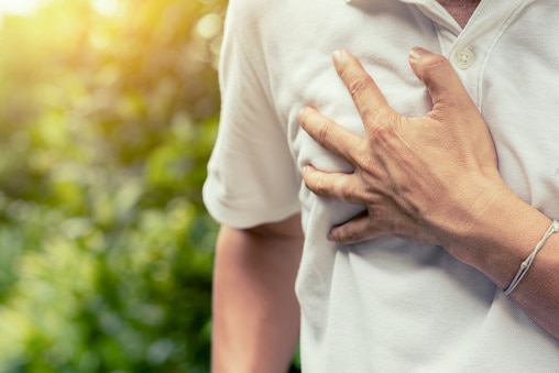 Health news heart attack symptom pain in different parts of the body heart attack symptom marathi news Heart Attack : शरीराच्या 'या' भागात वेदना होत असतील तर वेळीच सावध व्हा; हृदयविकाराच्या झटक्याची लक्षणं असू शकतात