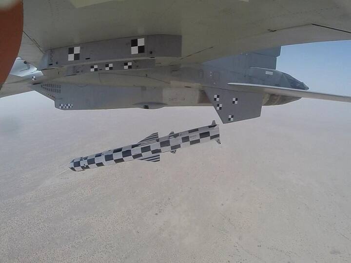 IAF successfully fired the BrahMos air version missile from its frontline Su-30 MKI fighter aircraft ब्रह्मोस मिसाइल के हवा से सतह पर मार करने वाले संस्करण का वायुसेना ने किया सफल परीक्षण