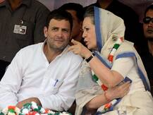 Elections Results: सोनिया गांधी रायबरेली से आगे और राहुल गांधी अमेठी से पीछे