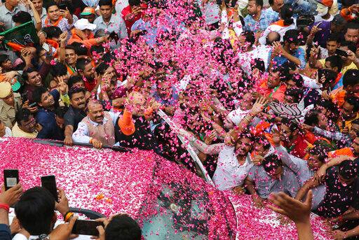 बीजेपी मुख्यालय के बाहर भारी संख्या में कार्यकर्ताओं की भीड़ मौजूद है. फोटोः Ap Images 