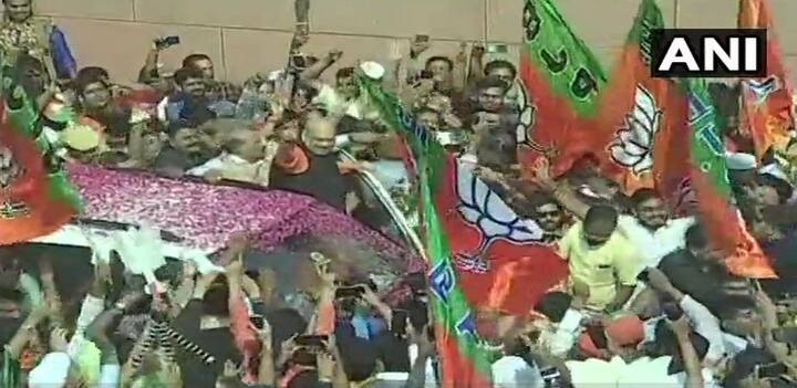 अमित शाह उनके अलावा भी बीजेपी के कई बड़े नेता बीजेपी मुख्यालय में मौजूद हैं.फोटोः एएनआई ट्विटर