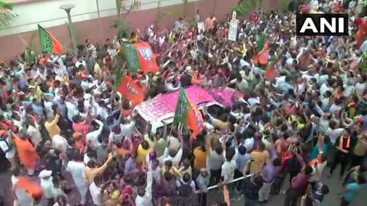 कार्यकर्ता अमित शाह की एक झलक देखने को बेताब हैं. आप भीड़ से अंदाजा लगा सकते हैं कि बीजेपी कार्यकर्ताओं में इस समय कितना जोश है. फोटोः एएनआई ट्विटर