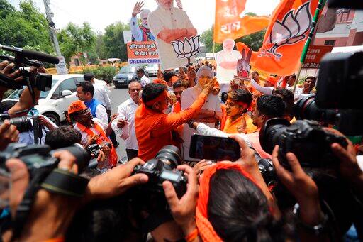 नई दिल्ली में भाजपा मुख्यालय के बाहर भारतीय जनता पार्टी (भाजपा) के कार्यकर्ताओं के साथ मीडिया कर्मी भी दिखाई दे रहे हैं. सभी फोटोः Ap Images 