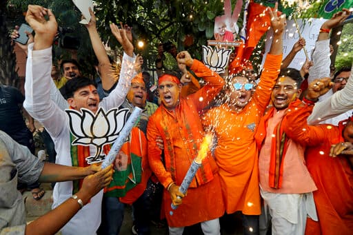 वहीं देश के कोने-कोने बीजेपी समर्थक लोकसभा में बीजेपी के शानदार प्रदर्शन के लिए जश्न मना रहे हैं. 