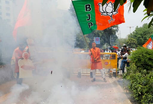 भाजपा के कार्यकर्ता दिल्ली में भाजपा मुख्यालय के बाहर पटाखे जलाते हुए. 