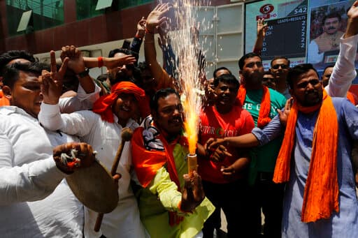 भाजपा के कार्यकर्ता लखनऊ में भी भाजपा मुख्यालय के बाहर पटाखे जलाते हुए. 