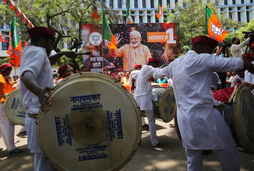भारतीय जनता पार्टी (बीजेपी) के कार्यकर्ता मुंबई में बीजेपी मुख्यालय के बाहर जश्न मनाते हुए. 
