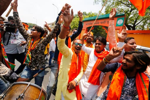 लोकसभा में मोदी लहर के साथ ही मोदी जी ने ट्वीट किया, 