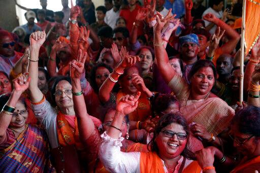 भारतीय जनता पार्टी (भाजपा) की सहयोगी पार्टी शिवसेना के कार्यकर्ता मुंबई में आम चुनावों की मतगणना के दौरान पार्टी मुख्यालय के बाहर जश्न मनाते हुए दिखे. 