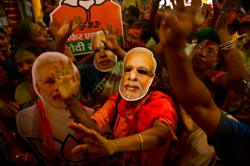भाजपा के समर्थकों ने अपनी पार्टी के असम राज्य कार्यालय गौहाटी में इस तरह जश्न मनाया.  
