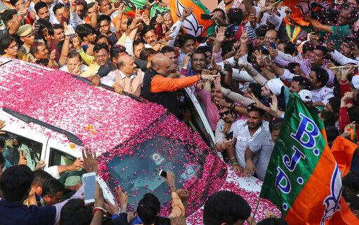 भाजपा के दिल्ली मुख्यालय में पहुंचने के दौरान पार्टी अध्यक्ष अमित शाह का गुलाब के फूल बरसाते हुए पार्टी समर्थकों ने स्वागत किया. 
