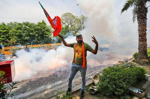  भारतीय जनता पार्टी का एक कार्यकर्ता विजय चिन्ह प्रदर्शित करता हुआ. 