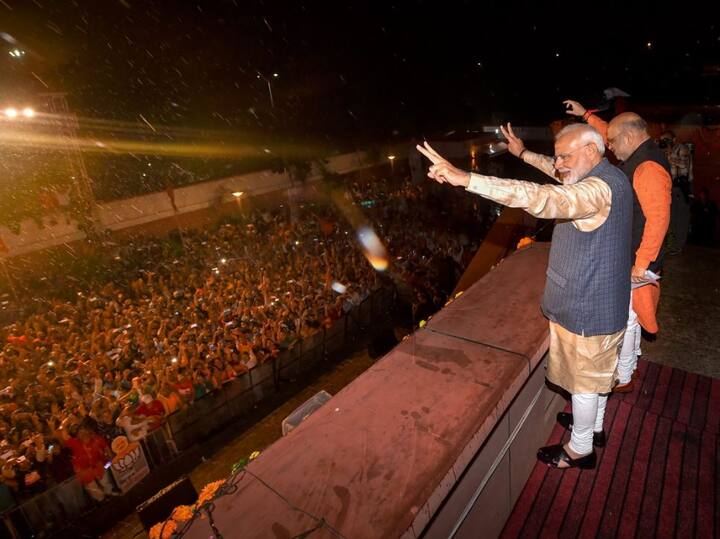 बीजेपी मुख्यालय में कार्यक्रम को संबोधित करते हुए प्रधानमंत्री मोदी ने कहा कि सरकार भले ही बहुमत से चलती हो लेकिन देश सर्वमत से चलता है और हम इस विचार के साथ सभी को साथ लेकर चलेंगे.