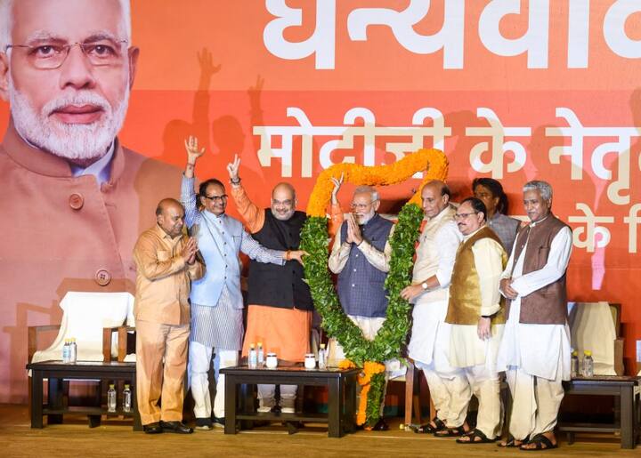 इस प्रचंड बहुमत के बाद भी नम्रता के साथ लोकतंत्र की मर्यादाओं के बीच चलना है. संविधान हमारा सुप्रीम है, उसी के अनुसार हमें चलना है.'