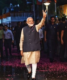 तस्वीरों में देखें- BJP मुख्यालय में कैसे हुआ पीएम मोदी का जोरदार स्वागत, चारों ओर गूंजे ‘मोदी-मोदी के नारे’