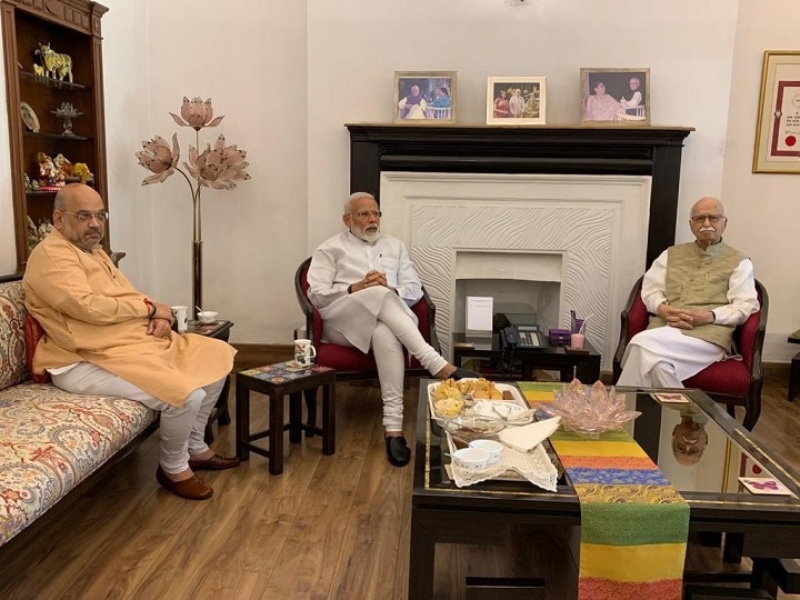 pm modi and amit shah meet lk advani Murli Manohar Joshi at his residence जीत के बाद आडवाणी और जोशी के द्वार पहुंचे पीएम मोदी, बुजुर्ग नेताओं से लिया आशीर्वाद