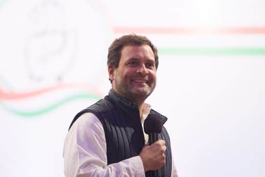यूपी की हाईप्रोफाइल अमेठी सीट पर बीजेपी की केंद्रीय मंत्री स्मृति ईरानी ने राहुल गांधी को 55,120 वोटों से हराया.