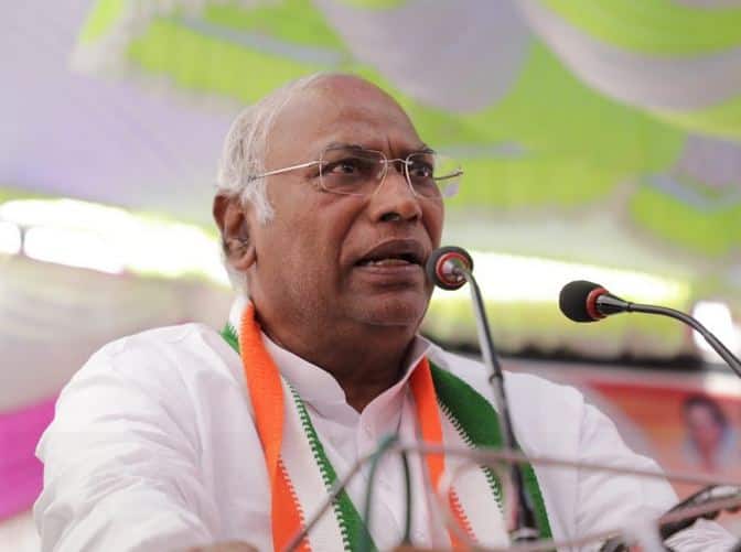 कांग्रेस नेता मल्लिकार्जुन खड़गे को गुलबर्गा से भाजपा उम्मीदवार के हाथों हार का सामना करना पड़ा.