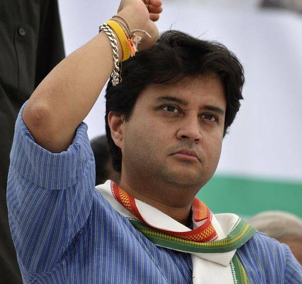 पहली बार लोकसभा चुनाव लड़ रहे भाजपा के कृष्ण पाल यादव ने 1,25,549 मतों के अंतर से कांग्रेस के वरिष्ठ नेता ज्योतिरादित्य सिंधिया को हरा कर उनकी सीट छीन ली है.