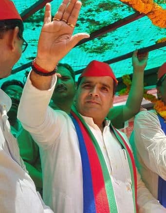 मुलायम सिंह यादव के भतीजे धर्मेंद्र यादव ने बदायूं से चुनाव लड़ा. वो बीजेपी की संघमित्रा मौर्य से 18454 वोटों से हार गए.