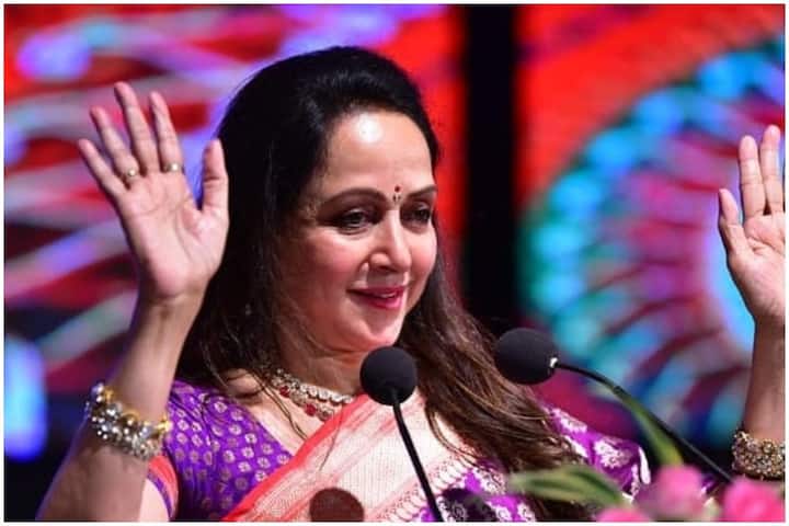  हेमा मालिनी उत्तर प्रदेश की मथुरा सीट से चुनावी मैदान में थीं. उन्होंने इस सीट पर आरएलडी उम्मीवार कुंवर नरेंद्र सिंह को करीब ढाई लाख से ज्यादा वोटों से हरा दिया.