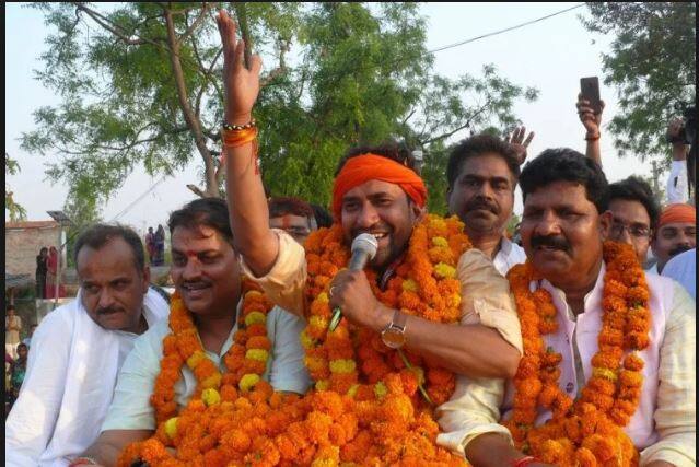  भोजपुरी सुपरस्टार दिनेश लाल यादव बीजेपी के टिकट से उत्तर प्रदेश की आजमगढ़ सीट से मैदान में थे.  समाजवादी पार्टी के प्रत्याक्षी और यूपी के पूर्व मुख्यमंत्री अखिलेश यादव ने उन्हें ढाई लाख से ज्यादा वोटों से हरा दिया है.