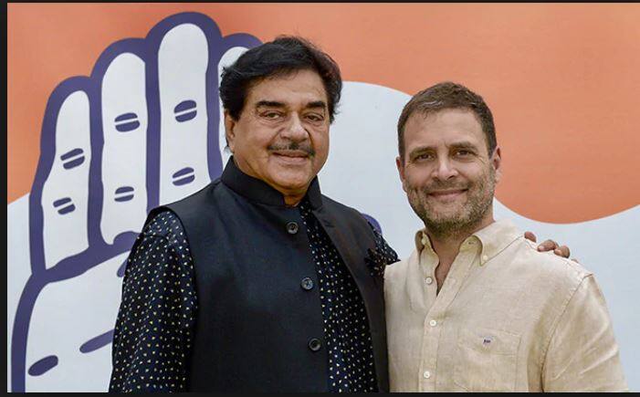 दिग्गज अभिनेता शत्रुघन सिन्हा ने पहली बार बीजेपी छोड़कर काग्रेंस पार्टी में शांमिल हुए और पार्टी के टिकट पर पटना साहिब सीट से चुनावी रण में उतरे. इस सीट पर उनके सामने केंद्रीय मंत्री रवि शंकर प्रसाद थे. शत्रुघन सिन्हा को इस चुनाव में 2,84, 657 वोट के मार्जिन से हार का सामना करना पड़ा है.