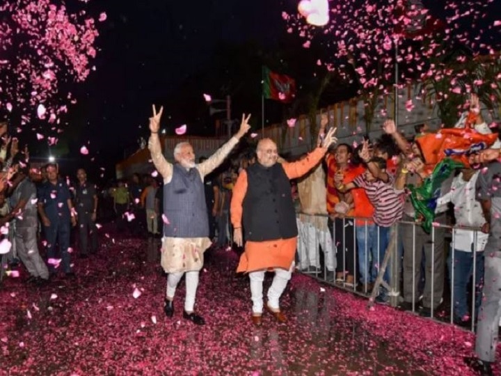 Loksabha Election 2019- BJP did clean sweep on all 10 seats of Kanpur-Bundelkhand कानपुर-बुंदेलखंड: नहीं चला सपा-बसपा गठबंधन और प्रियंका का मैजिक, सभी 10 सीटों पर बीजेपी ने किया क्लीन स्वीप