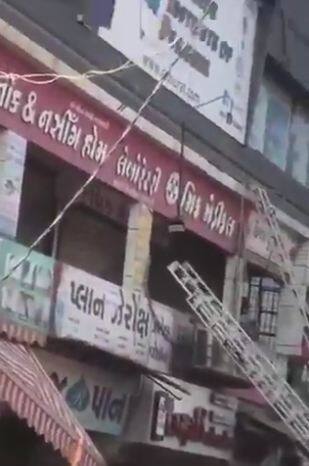 खबर हैं कि 50 से अधिक बच्चे ट्यूशन सेंटर में मौजूद थे. इस घटना में फंसे बच्चों को अस्पताल ले जाया गया है.