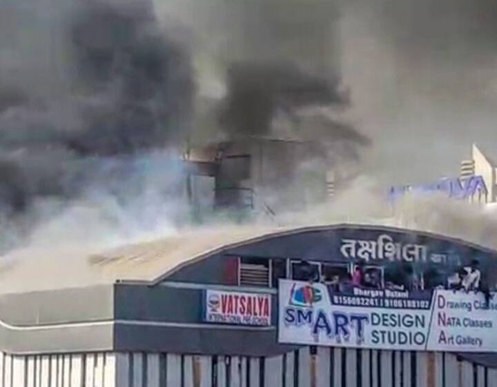 पुलिस ने कोचिंग संचालक भार्गव बूटाणी को हिरासत में ले लिया है. वहीं, अन्य दो हरसुल वेकरिया और जिज्ञनेश सवजी फरार बताए जा रहे हैं.