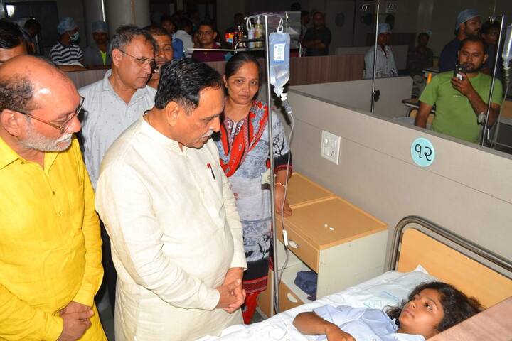 सीएम रुपाणी ने घटना में जान गंवाने वाले हर छात्र के परिवार को 4 लाख रुपये की आर्थिक मदद देने का ऐलान किया है.