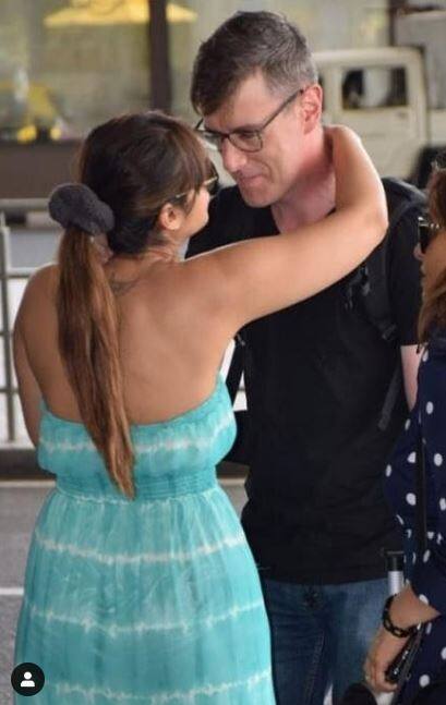 वहीं एंड्रयू ब्लू जीन्स और ब्लैक टीशर्ट में दिखें. आपको बता दें कि एंड्रयू एक ऑस्ट्रेलियन फोटोग्राफर हैं जिन्हें कई बार इलियाना की तस्वीरें खींचते देखा गया है. 