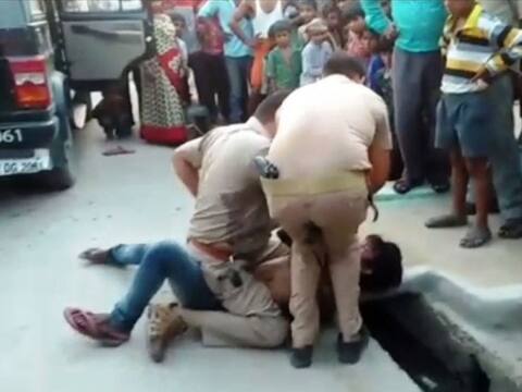 मोबाइल चोरी का शक था तो पुलिसवालों ने ग्रामीण के मुंह में घुसा दी पिस्तौल, वीडियो वायरल मोबाइल चोरी का शक था तो पुलिसवालों ने ग्रामीण के मुंह में घुसा दी पिस्तौल, वीडियो वायरल