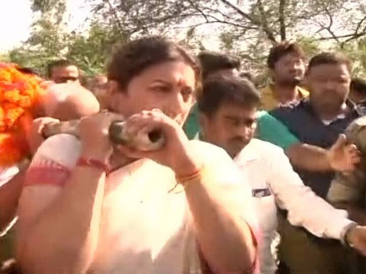 UP- BJP worker Surendra Singh shot dead in Amethi यूपी: बीजेपी कार्यकर्ता सुरेंद्र सिंह अंतिम संस्कार में शामिल हुईं स्मृति ईरानी, अर्थी को दिया कंधा