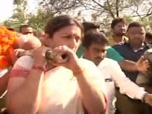 यूपी: बीजेपी कार्यकर्ता सुरेंद्र सिंह अंतिम संस्कार में शामिल हुईं स्मृति ईरानी, अर्थी को दिया कंधा