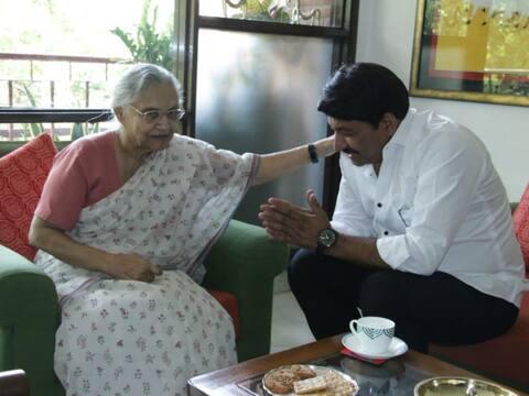 खराब सेहत की जानकारी मिलने पर मुलाकात के लिए शीला दीक्षित के घर पहुंचे मनोज तिवारी खराब सेहत की जानकारी मिलने पर मुलाकात के लिए शीला दीक्षित के घर पहुंचे मनोज तिवारी