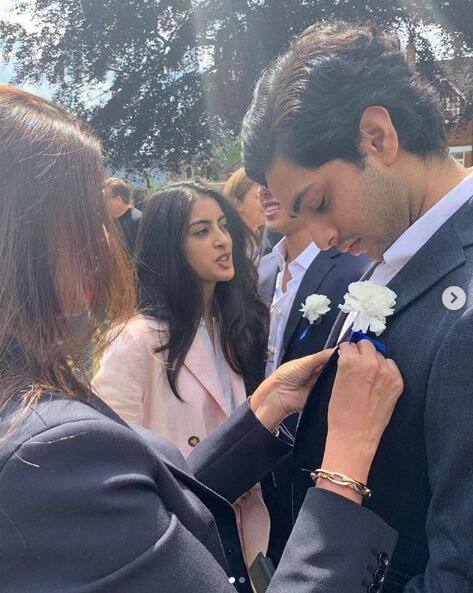 अगस्त्या ने अपना ग्रैजुएशन लंदन में केंट के सेवेनोक्स स्कूल से किया है. अपने ग्रैजुएशन सेरेमनी में अगस्त्या मां और बहन के साथ बेहद खुश नज़र आए. (तस्वीर: इंस्टाग्राम)