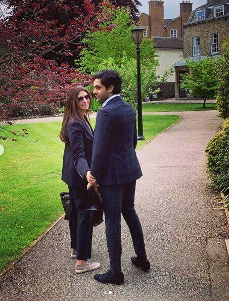 बेटे के इस खास दिन पर मां श्वेता बच्चन भी ट्राउज़र और नीले रंग के सूट में दिखाई दीं. (तस्वीर: इंस्टाग्राम)