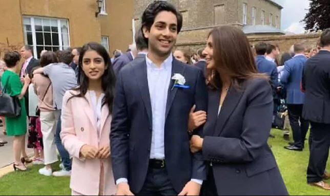 ग्रैजुएशन सेरेमनी के दौरान अगस्त्या नंदा नीले रंग की सूट में नज़र आए, जबकि नव्या नवेली नंदा बेहद खूबसूरत ड्रेस में दिखाई दीं. (तस्वीर: इंस्टाग्राम)