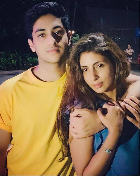 श्वेता बच्चन और उनके बेटे अगस्त्या के बीच खास बॉन्डिंग है. यही वजह है कि वो बेटे के साथ अक्सर तस्वीरें शेयर करती रहती हैं. (तस्वीर: इंस्टाग्राम)