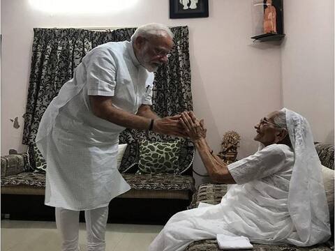 प्रचंड बहुमत के बाद पीएम मोदी ने मां से लिया आशीर्वाद, बोले- अगले पांच साल महत्वपूर्ण प्रचंड बहुमत के बाद पीएम मोदी ने मां से लिया आशीर्वाद, बोले- अगले पांच साल महत्वपूर्ण