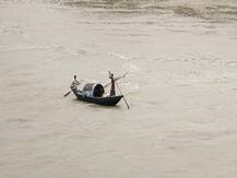 समंदर में मछलियां पकड़ने का जाल बिछाने को लेकर बवाल, एक बोट से दूसरी बोट को डुबाने की कोशिश, मछुआरे को भी जमकर पीटा