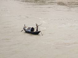 समंदर में मछलियां पकड़ने का जाल बिछाने को लेकर बवाल, एक बोट से दूसरी बोट को डुबाने की कोशिश, मछुआरे को भी जमकर पीटा